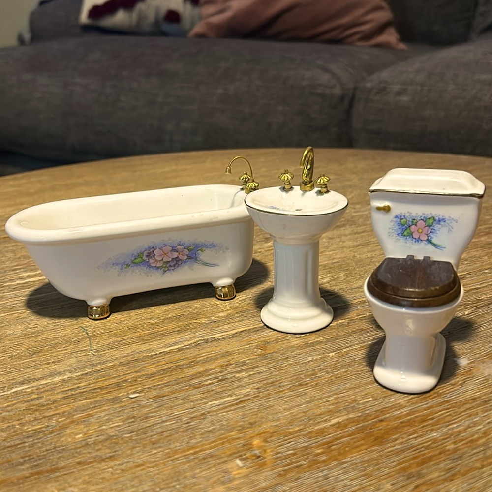 Dollhouse bathroom furniture: bathtub, sink, and toilet
